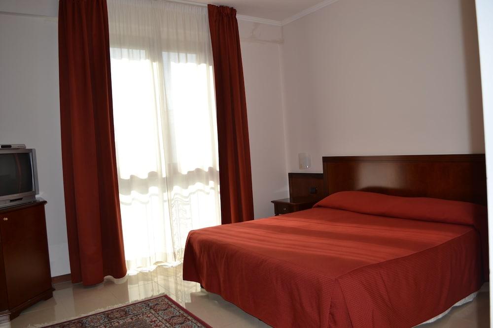 Hotel Le Torri Arborea Exterior photo