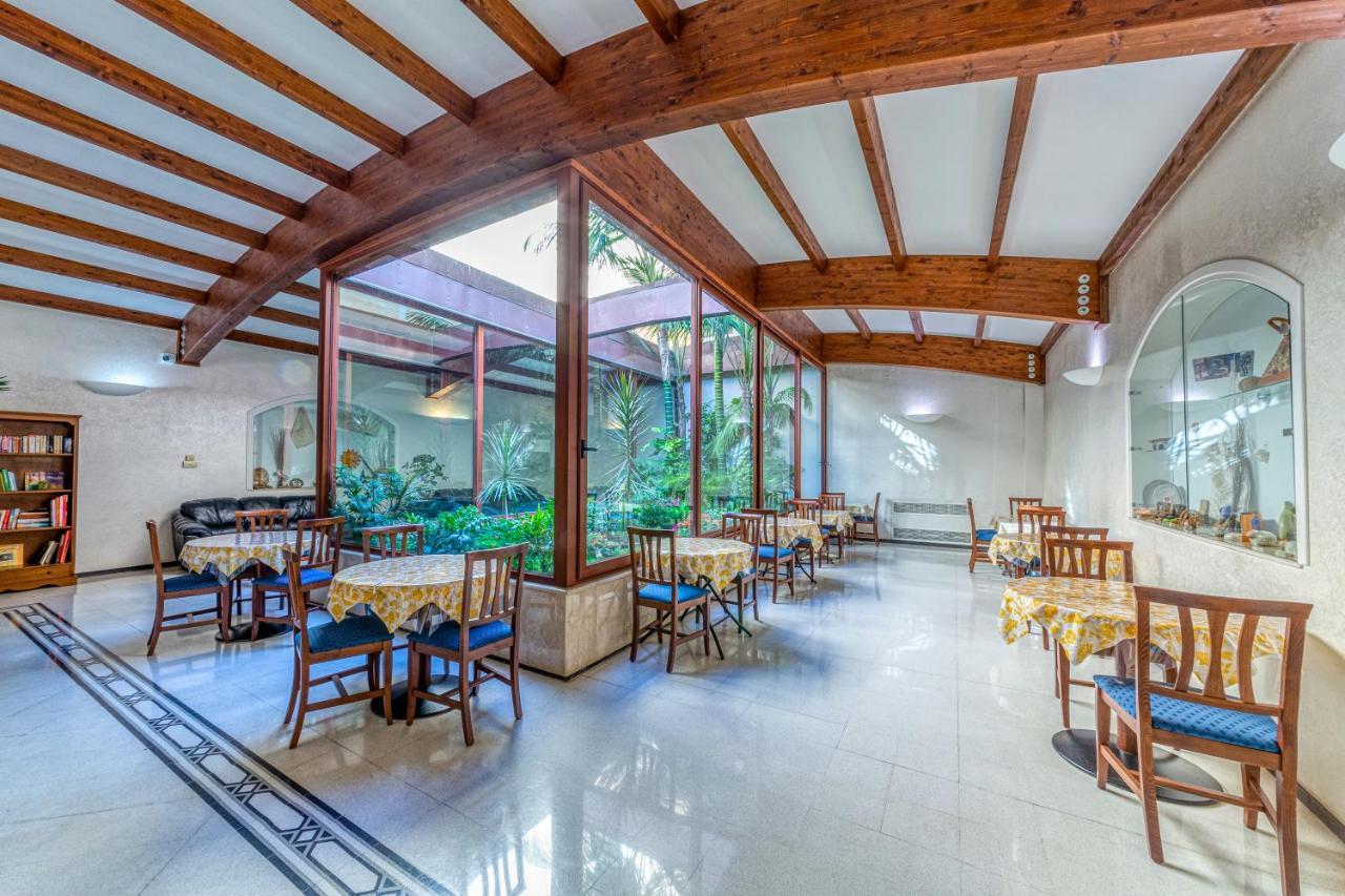 Hotel Le Torri Arborea Exterior photo