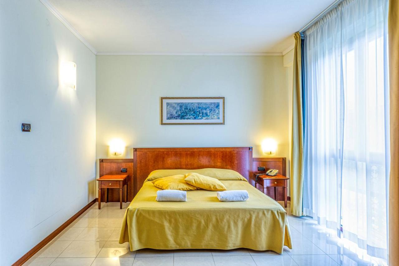Hotel Le Torri Arborea Exterior photo