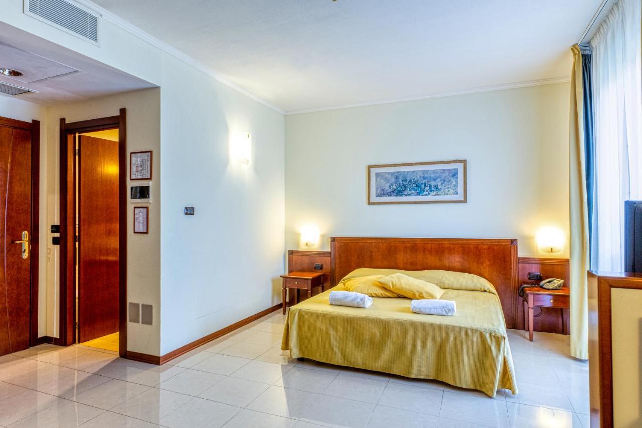 Hotel Le Torri Arborea Exterior photo